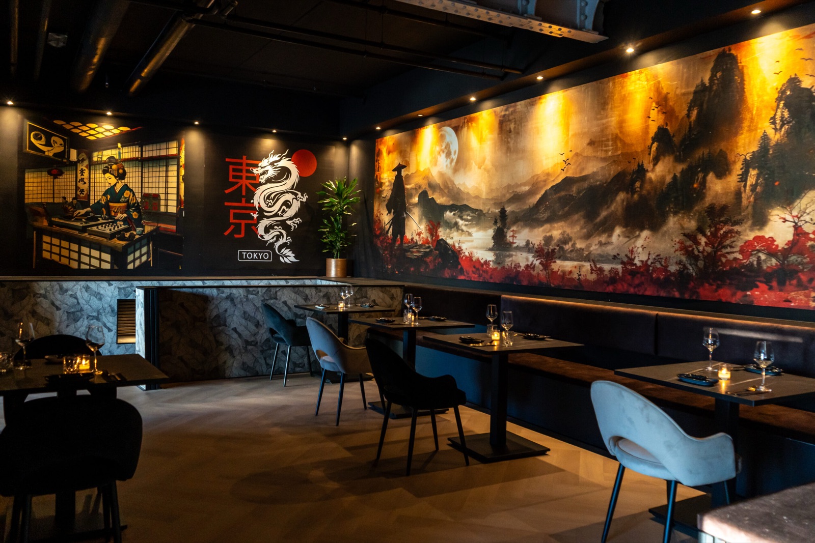 Donzo cocktailbar met Tokyo dragon muurschildering voor borrel