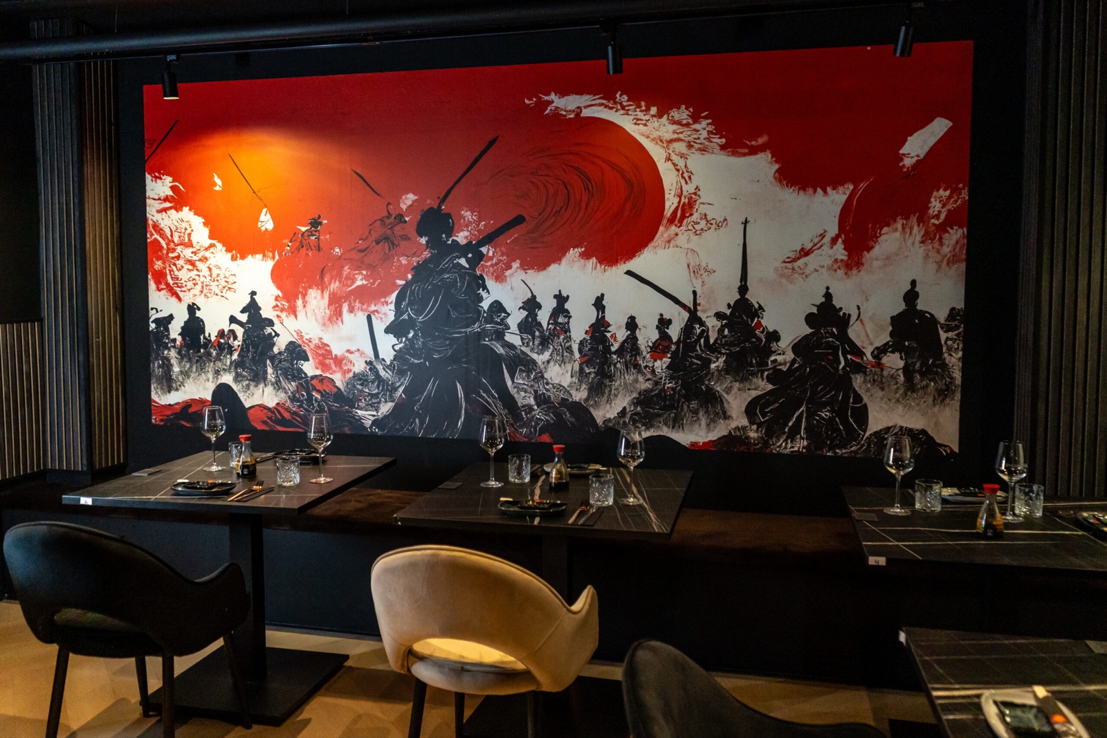 Samurai muurschildering in de eetkamer van Donzo